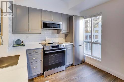 448 - 139 Merton Street, Toronto, ON - Indoor Photo Showing Kitchen