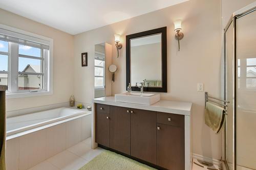 Bathroom - 3200 Rue Des Monarques, Longueuil (Saint-Hubert), QC - Indoor Photo Showing Bathroom