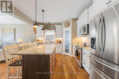 4 Trinity Court, Belleville (Belleville Ward), ON - Indoor Photo Showing Kitchen With Upgraded Kitchen