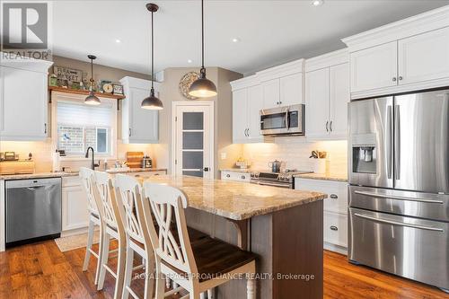 4 Trinity Court, Belleville (Belleville Ward), ON - Indoor Photo Showing Kitchen With Upgraded Kitchen