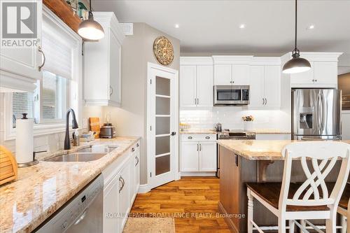 4 Trinity Court, Belleville (Belleville Ward), ON - Indoor Photo Showing Kitchen With Double Sink With Upgraded Kitchen