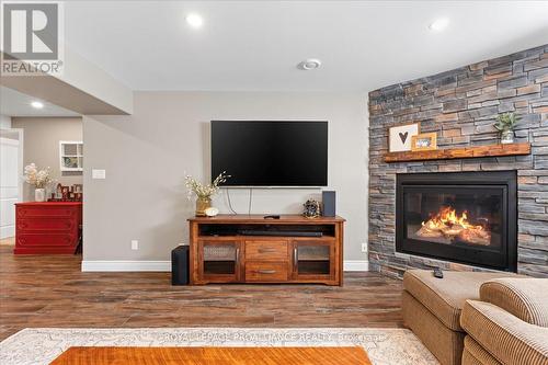 4 Trinity Court, Belleville (Belleville Ward), ON - Indoor Photo Showing Living Room With Fireplace