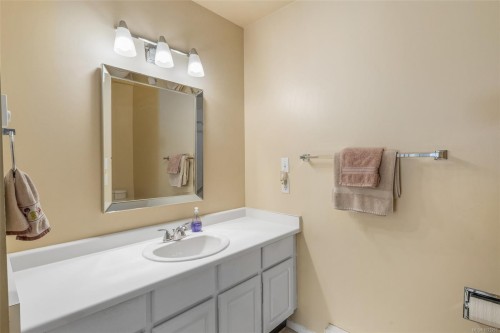 6-10084 Third St, Sidney, BC 