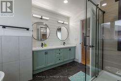 Double sinks (primary ensuite) - 