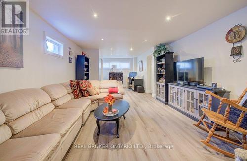 34 Willow Green Court, Kitchener, ON - Indoor Photo Showing Living Room