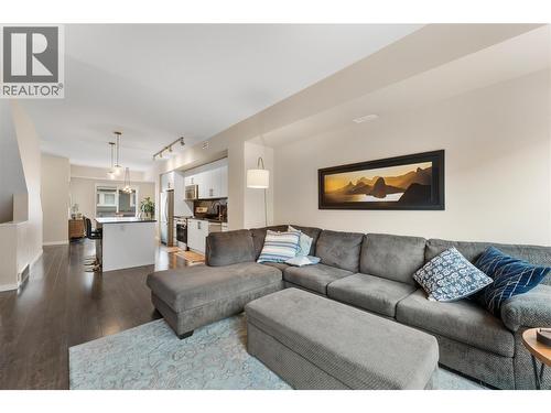 680 Old Meadows Road Unit# 69, Kelowna, BC - Indoor Photo Showing Living Room