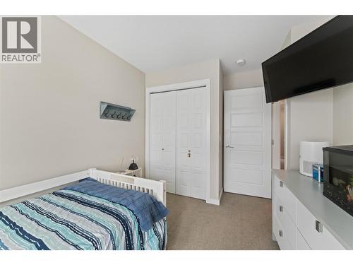 680 Old Meadows Road Unit# 69, Kelowna, BC - Indoor Photo Showing Bedroom