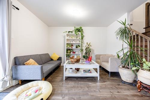 Salon - 1710 Rue Coderre, Longueuil (Saint-Hubert), QC 