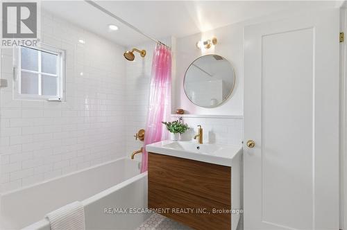 73 Arkell Street, Hamilton, ON - Indoor Photo Showing Bathroom