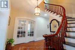 Beautiful original staircase + railing - 