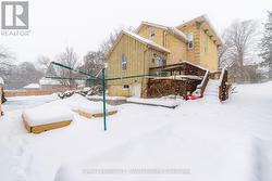 Walkout basement, yard + garden boxes! - 