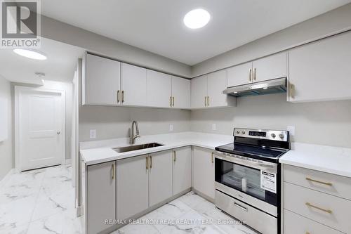 195 Balmoral Avenue N, Hamilton, ON - Indoor Photo Showing Kitchen