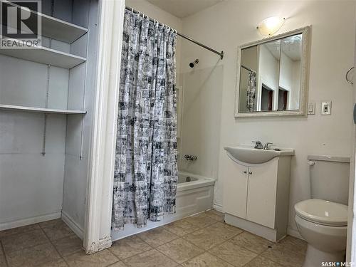 455 4Th Avenue E, Melville, SK - Indoor Photo Showing Bathroom