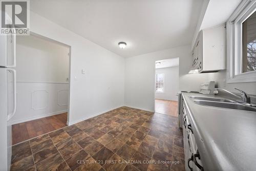 6 Spartan Drive, Brantford, ON - Indoor Photo Showing Kitchen With Double Sink