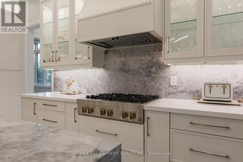 2110 Stonehouse Crescent, Mississauga, ON - Indoor Photo Showing Kitchen With Upgraded Kitchen