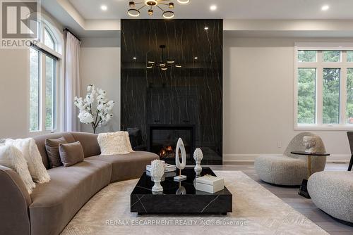 2110 Stonehouse Crescent, Mississauga, ON - Indoor Photo Showing Living Room