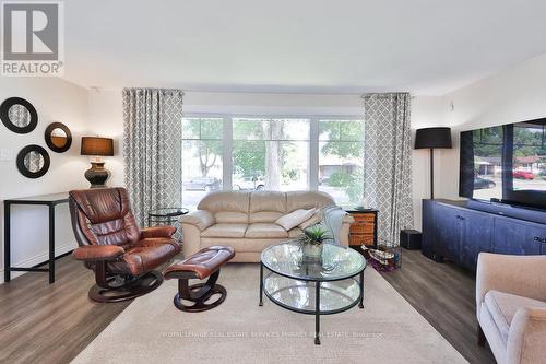 1404 Lewisham Drive, Mississauga, ON - Indoor Photo Showing Living Room