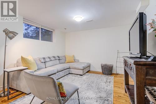 138 Driscoll Road, Richmond Hill, ON - Indoor Photo Showing Living Room