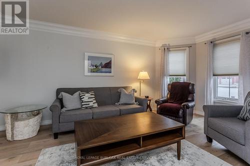 606 Williamson Court, Burlington, ON - Indoor Photo Showing Living Room