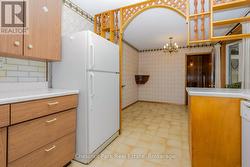 Kitchen and view to the dining area - 