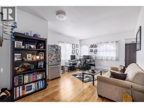 3370 Casorso Road Unit# 31, Kelowna, BC - Indoor Photo Showing Living Room