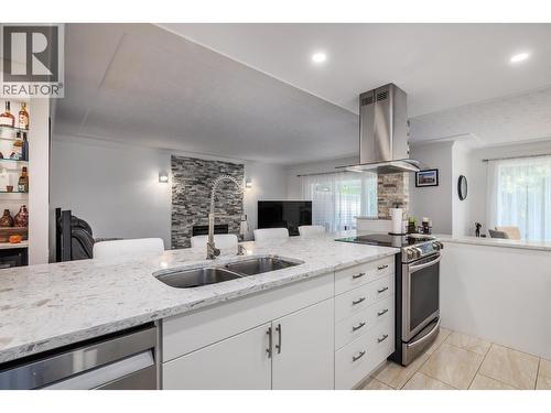 3370 Casorso Road Unit# 31, Kelowna, BC - Indoor Photo Showing Kitchen With Double Sink With Upgraded Kitchen