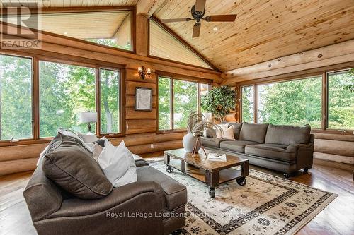 100 Melissa Lane, Tiny, ON - Indoor Photo Showing Living Room