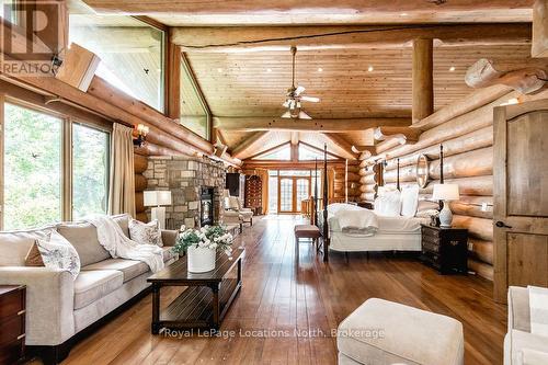 100 Melissa Lane, Tiny, ON - Indoor Photo Showing Living Room