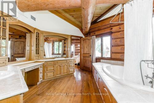 100 Melissa Lane, Tiny, ON - Indoor Photo Showing Bathroom