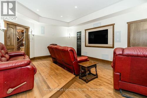 100 Melissa Lane, Tiny, ON - Indoor Photo Showing Living Room