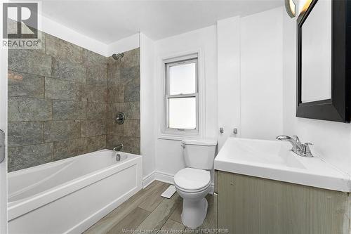 811 Elliott, Windsor, ON - Indoor Photo Showing Bathroom