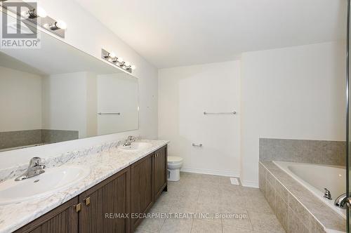 3923 Koenig Road, Burlington, ON - Indoor Photo Showing Bathroom