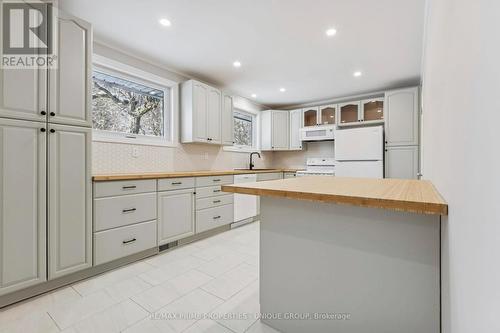 520 Teakwood Drive, Waterloo, ON - Indoor Photo Showing Kitchen