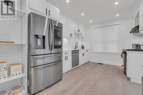 445 Moore Street, Cambridge, ON - Indoor Photo Showing Kitchen With Upgraded Kitchen