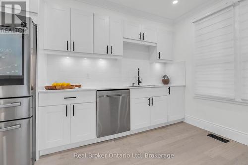 445 Moore Street, Cambridge, ON - Indoor Photo Showing Kitchen With Upgraded Kitchen