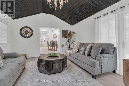 445 Moore Street, Cambridge, ON - Indoor Photo Showing Living Room