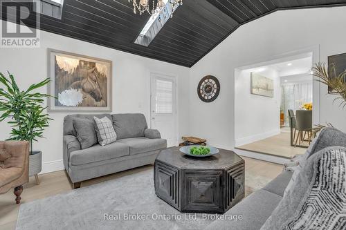445 Moore Street, Cambridge, ON - Indoor Photo Showing Living Room