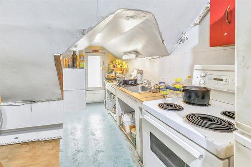 590 Spence Street, Winnipeg, MB - Indoor Photo Showing Kitchen