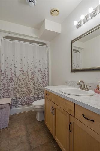 37 Morley Avenue, Mitchell, MB - Indoor Photo Showing Bathroom