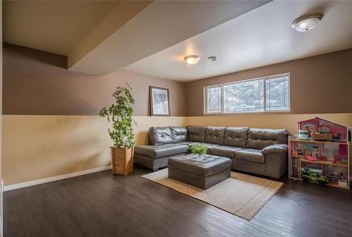 37 Morley Avenue, Mitchell, MB - Indoor Photo Showing Living Room