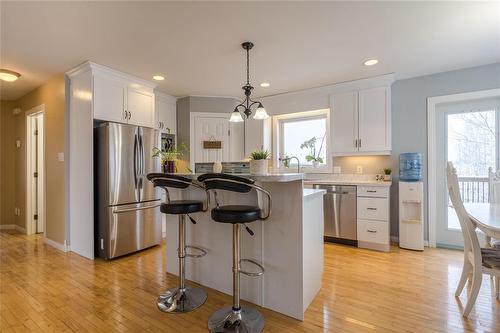 37 Morley Avenue, Mitchell, MB - Indoor Photo Showing Kitchen With Upgraded Kitchen