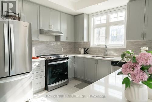 2 William Shearn Crescent, Markham, ON - Indoor Photo Showing Kitchen With Double Sink With Upgraded Kitchen