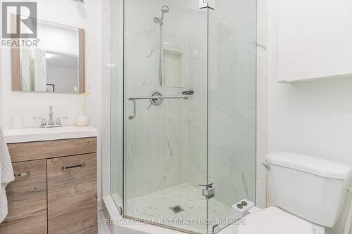 4 Robins Avenue, Hamilton, ON - Indoor Photo Showing Bathroom