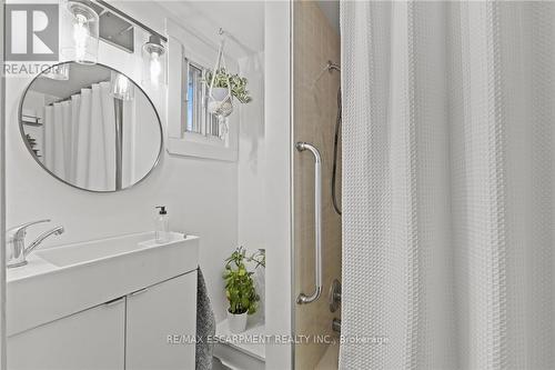 199 Barton Street W, Hamilton, ON - Indoor Photo Showing Bathroom
