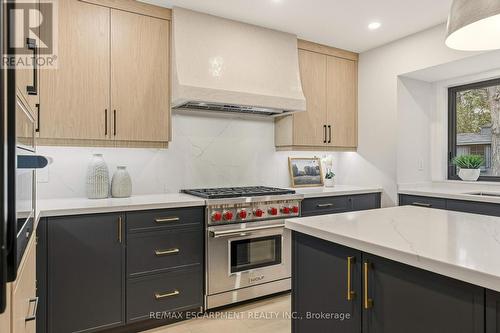 759 Shadeland Avenue, Burlington, ON - Indoor Photo Showing Kitchen With Upgraded Kitchen