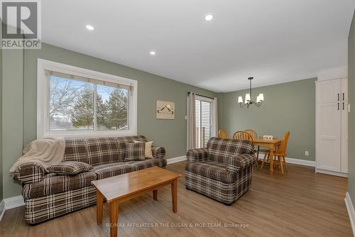 59 Birchbank Crescent, Ottawa, ON - Indoor Photo Showing Living Room