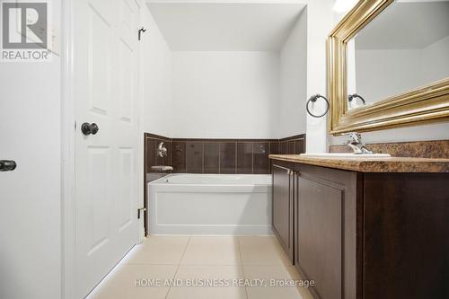 29 - 2410 Woodstock Trail, Oakville, ON - Indoor Photo Showing Bathroom