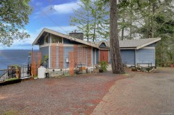 4553 Cordova Bay Rd  Saanich, BC V8X 3V6