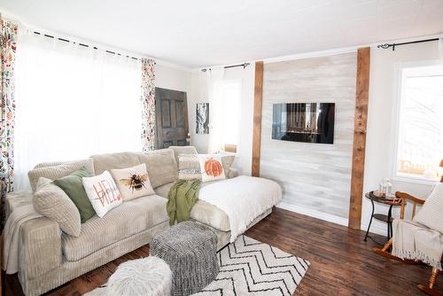 Living room - 626 Boul. Hébert, Saint-Pascal, QC - Indoor Photo Showing Living Room