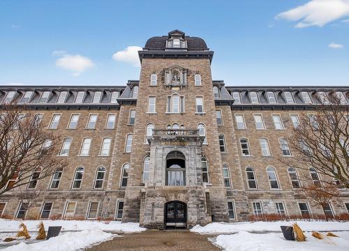 324-260 Rue Sherbrooke E.  Montréal (Ville-Marie), QC H2X 1E3